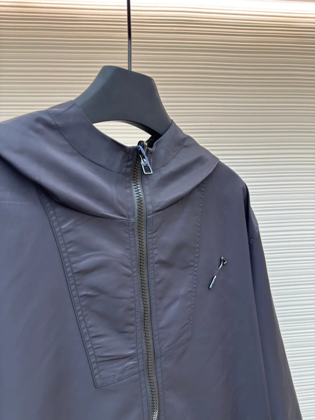 LOUIS VUITTON double-sided windproof pin jacket ●Authentic product: purchased and developed for 22800 ●Item number: 1680472-C55 ●Fabric: polyester fiber fabric ●Technology: jacquard ●Version: fitted version ●Weight: about 565 grams ●Size: 44-46-48-50 ●Description: The solid color fabric is made of nylon encrypted matt twill fabric, and the jacquard fabric on the other side is made of 50D nylon yarn-dyed jacquard fabric. The solid color front panel is laser-burned, hand-made of white copper, with a triangle pin with logo and glossy finish. The front panel pocket uses a hardware keychain to hang a folding clothing tag, and the jacquard letters on the front chest placket are made of single-piece flowing pure It is cut by hand to restore the flower, and all the pieces are numbered. The pockets are also cut with the restored flower number. The fabric is relatively light and silky, and it takes time to cut accurately. The front and center are equipped with a double-circulation puller 5# orbital zipper. The hem and the hood are worn with spiral elastic ropes with ring anti-slip buckles, square pig nose buckles with logo, and all holes are punched with hardware and logo on the cloth-colored cornrows.